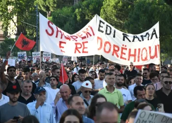 Rama dhe PS-ja festojnë pak metra më tej, por protestuesit nuk ndalen! Çfarë po ndodh…
