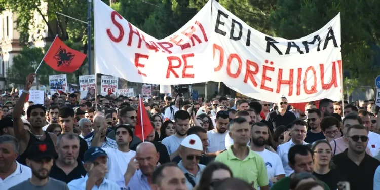 Rama dhe PS-ja festojnë pak metra më tej, por protestuesit nuk ndalen! Çfarë po ndodh…