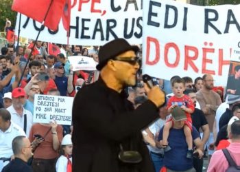 Robert Aliaj “shpërthen” nga protesta: Një kryeministër nuk do hante m*t…