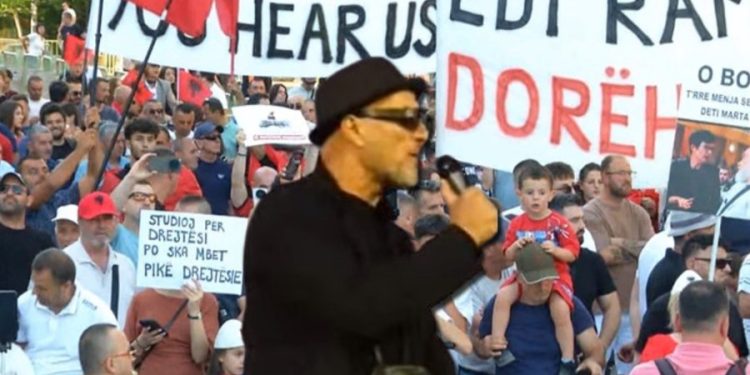 Robert Aliaj “shpërthen” nga protesta: Një kryeministër nuk do hante m*t…