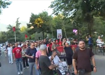 Protestuesit rrethojnë befasisht Kuvendin, deputetët mbeten të bllokuar/ Me urgjencë Garda…