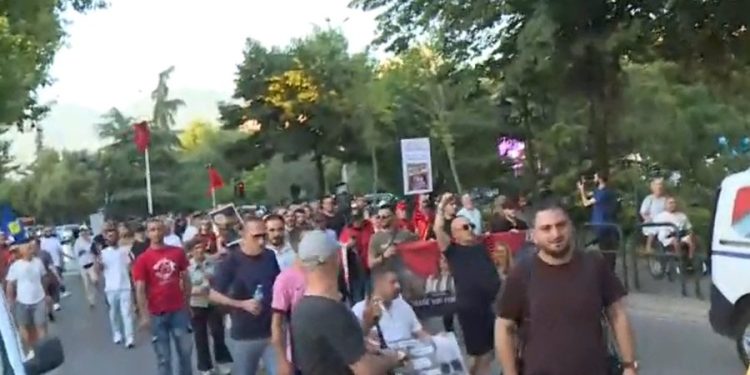 Protestuesit rrethojnë befasisht Kuvendin, deputetët mbeten të bllokuar/ Me urgjencë Garda…