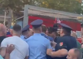 VIDEO/ Deputeti socialist Ardit Bido rrezikon shumë! Futet mes turmës së protestuesve…