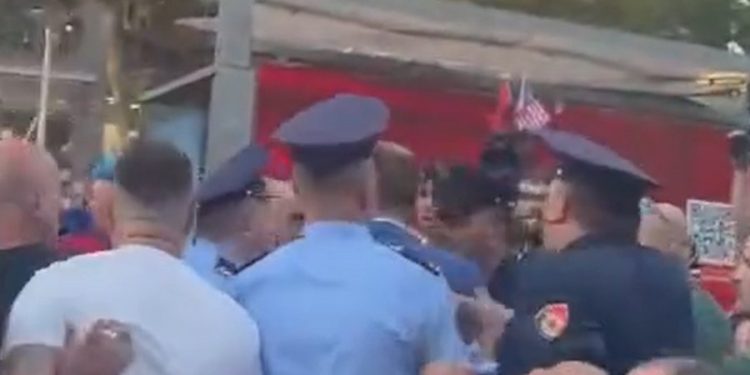 VIDEO/ Deputeti socialist Ardit Bido rrezikon shumë! Futet mes turmës së protestuesve…