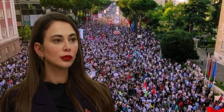 Kush është deputetja socialiste që tallet me protestën: Janë pa kokë! Njësoj si gjella “turli”…