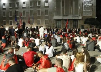 Lëvizje surprizë! Çfarë ndodhi gjatë natës në protestën përballë Kryeministrisë…