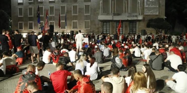 Lëvizje surprizë! Çfarë ndodhi gjatë natës në protestën përballë Kryeministrisë…