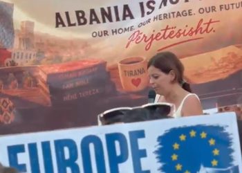 Kush është eurodeputetja italiane që iu bashkua protestës për “Zvërnecin”: Le të…