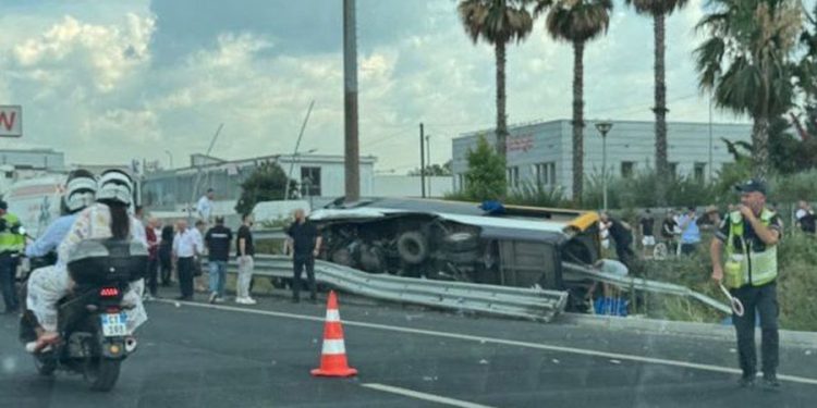 LAJM I FUNDIT/ Tragjike! Autobusi përmbyset në autostradën Tiranë – Durrës! Humbin jetën…