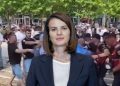 U qëllua me vezë dhe shishe/ Albana Koçiu reagon për protestën: Do ngeleni me njollë turpi…
