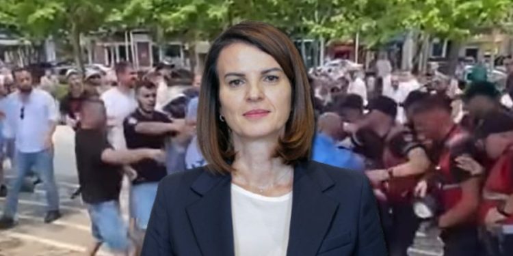 U qëllua me vezë dhe shishe/ Albana Koçiu reagon për protestën: Do ngeleni me njollë turpi…