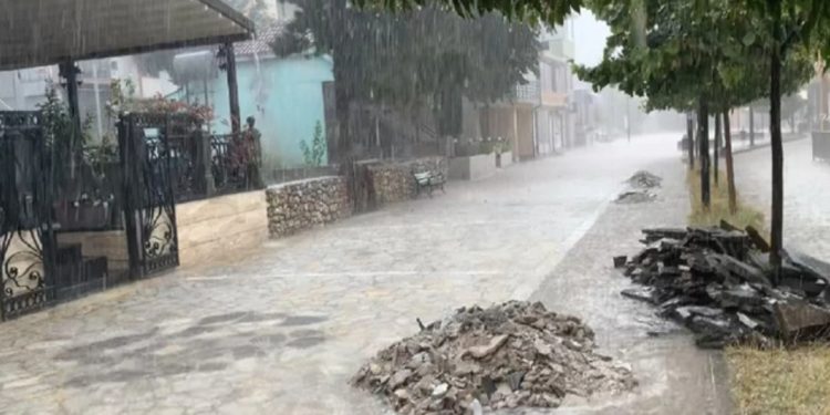 “Çmendet” moti/ Tirana “përvëlohet”! Papritur ja “plas” rebeshi i shiut në qytetin…