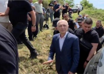 Ilir Meta del nga qelia e burgut/ Ish-Presidenti i jep lamtumirën e fundit babait të tij