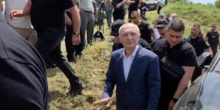 Ilir Meta del nga qelia e burgut/ Ish-Presidenti i jep lamtumirën e fundit babait të tij