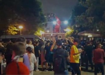 “Opozitë e krimit”/ Protestuesit shkojnë para selisë së PD-së, thirrje: Berisha në burg…