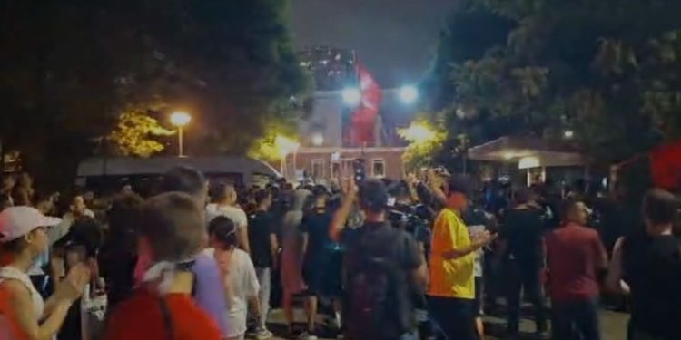 “Opozitë e krimit”/ Protestuesit shkojnë para selisë së PD-së, thirrje: Berisha në burg…