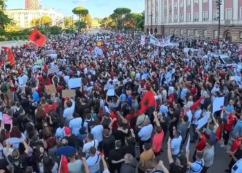 Pamje të pabesueshme! Çfarë po ndodh në protestën përballë Kryeministrisë, si kurrë më parë…