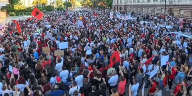 Pamje të pabesueshme! Çfarë po ndodh në protestën përballë Kryeministrisë, si kurrë më parë…