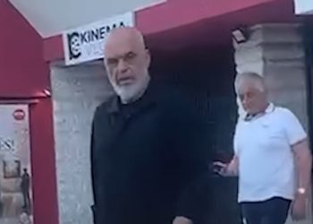 Protestat masive? Rama batuta me gazetarin italian: Unë në gjunjë i ulem vetëm…