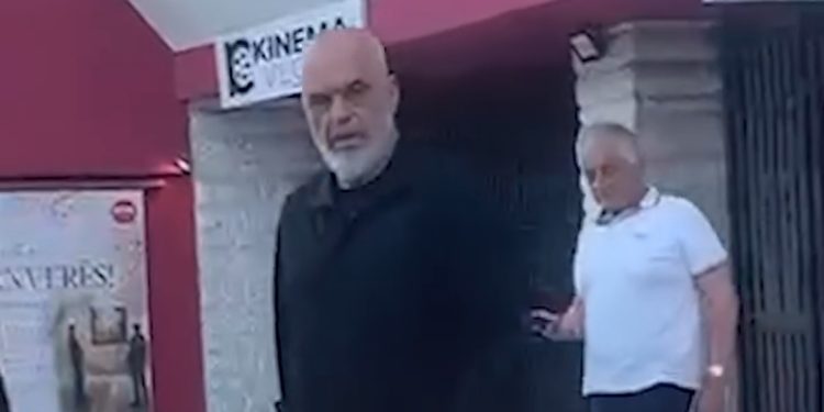 Protestat masive? Rama batuta me gazetarin italian: Unë në gjunjë i ulem vetëm…