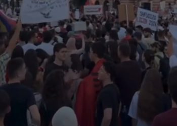 Kush po tenton të prishë protestën/ PËRPLASJE dhe tensione para Kryeministrisë, protestuesit po…