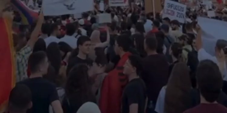 Kush po tenton të prishë protestën/ PËRPLASJE dhe tensione para Kryeministrisë, protestuesit po…