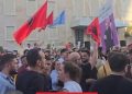 “Berisha në burg!”/ Protestuesit përplasen mes tyre, militantët demokratë futen…