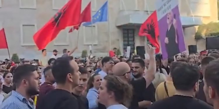 “Berisha në burg!”/ Protestuesit përplasen mes tyre, militantët demokratë futen…