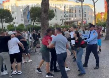 LAJM I FUNDIT/ Tensione në bulevard! Përplasje mes protestuesve dhe militantëve të PS, ç’po ndodh…