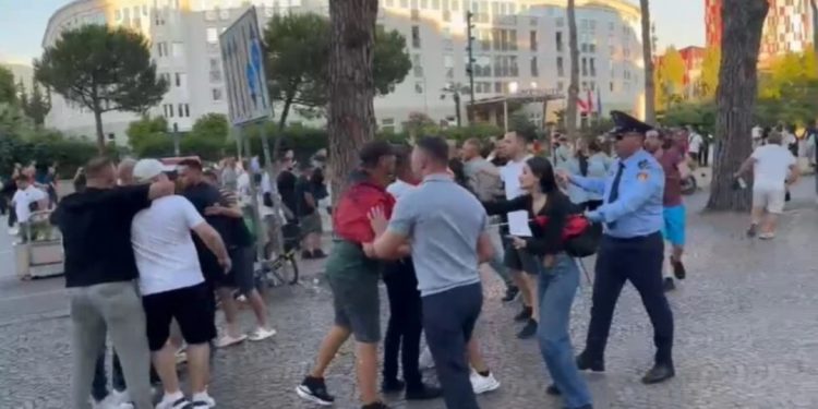 LAJM I FUNDIT/ Tensione në bulevard! Përplasje mes protestuesve dhe militantëve të PS, ç’po ndodh…
