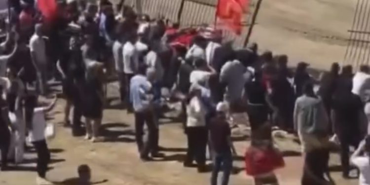 “Kështu do bjerë shteti!”/ Banorët e Rrjollit heqin telat dhe mësyjnë në…