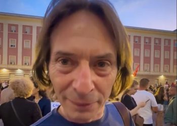 VIDEO/ Këshilltari i Kurtit i bashkohet protestës, shtohen dyshimet se kush po…