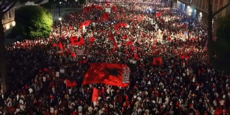 Në përfundim të protestës/ Vjen lëvizja e PAPRITUR në “mes” të natës: Nesër…