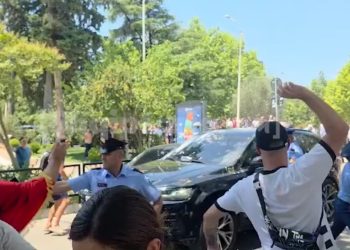 VIDEO/ Momenti kur qëllohet makina e ministres së Ramës, pamje e pazakontë nga…