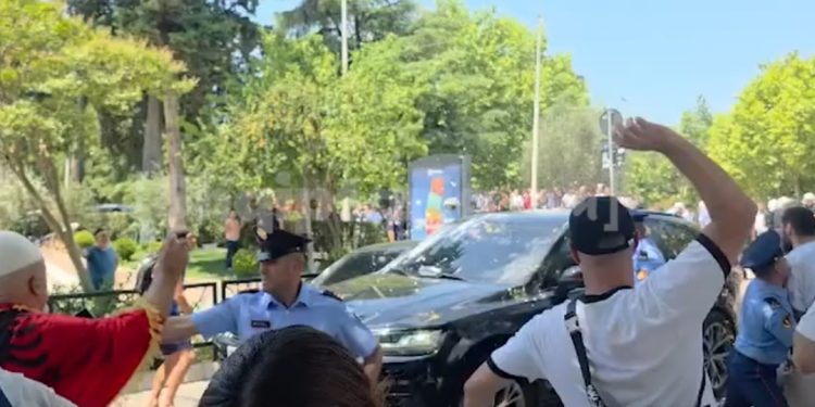 VIDEO/ Momenti kur qëllohet makina e ministres së Ramës, pamje e pazakontë nga…