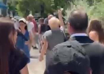 VIDEO/ Protestuesit rrethojnë deputetin e PS, ja çfarë ndodhi jashtë Kuvendit…