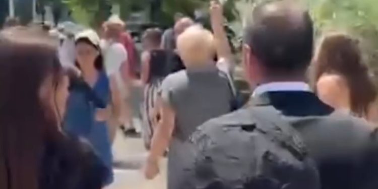 VIDEO/ Protestuesit rrethojnë deputetin e PS, ja çfarë ndodhi jashtë Kuvendit…