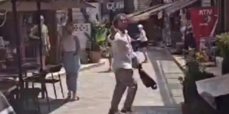 “O k*rva e Erion Veliajt!”/ Protestuesit sherr me Gaz Pajën, aktori “shpërthen” keq: P*dhi i ropve të tu…
