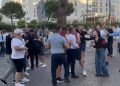 Del EMRI/ Kush është djali i ish-deputetit të PS që bëri turmën e protestuesve t’i vihen pas