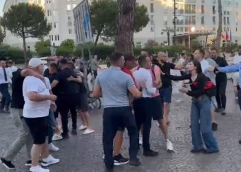 Del EMRI/ Kush është djali i ish-deputetit të PS që bëri turmën e protestuesve t’i vihen pas