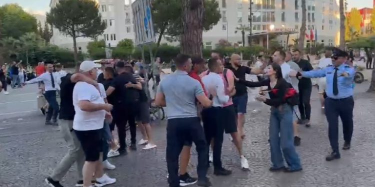 Del EMRI/ Kush është djali i ish-deputetit të PS që bëri turmën e protestuesve t’i vihen pas