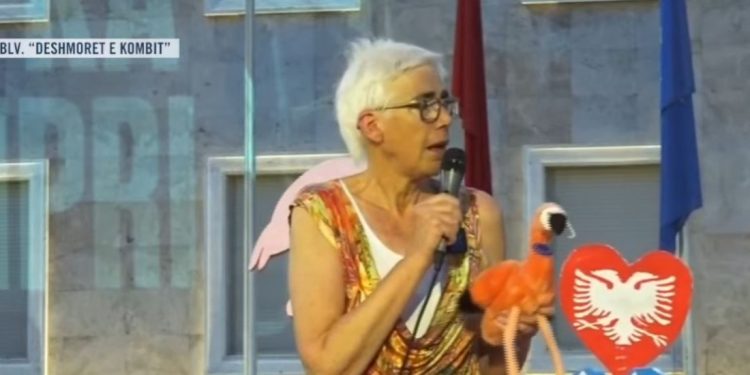 Eurodeputetja gjermane në protestën para Kryeministrisë: Rama më kërkoi…