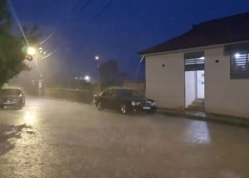 Moti i keq “pushton” Shqipërinë/ Filloi stuhia e shiut në këtë zonë të vendit…