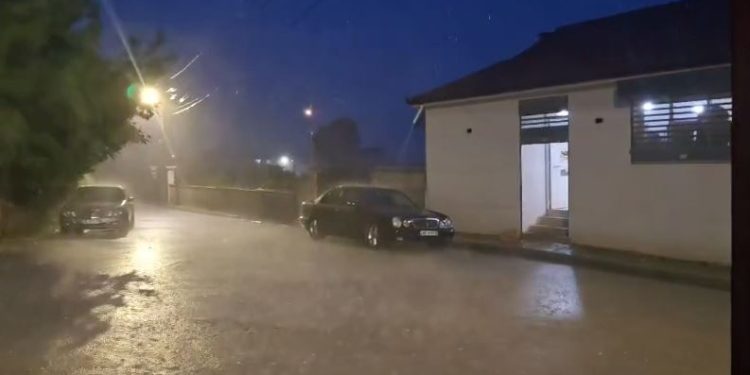 Moti i keq “pushton” Shqipërinë/ Filloi stuhia e shiut në këtë zonë të vendit…