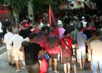 Incident në protestë/ Gazetari i njohur shoqërohet nga Policia, hipën në makinë dhe…