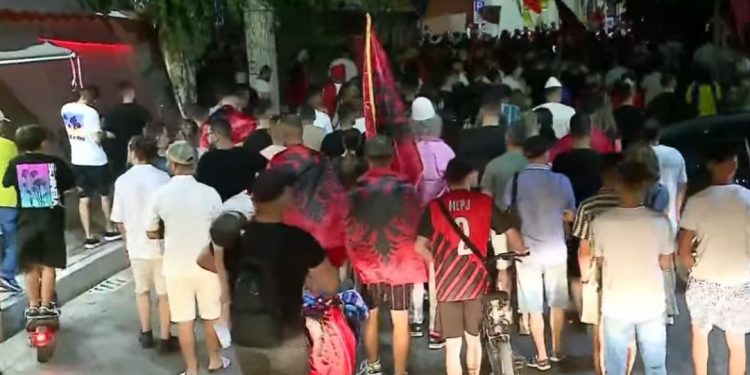 Incident në protestë/ Gazetari i njohur shoqërohet nga Policia, hipën në makinë dhe…