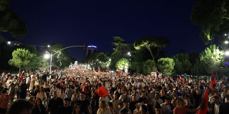 Tirana në kaos! Çdo rrugë kryesore e bllokuar, tuma e protestuesve “derdhet” në…