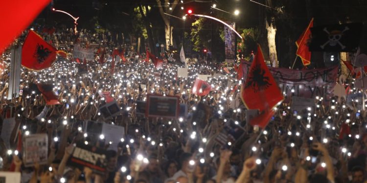 VIDEO/ Si kurrë më parë! E pabesueshme çfarë ka ndodhur ditën e sotme me protestën…