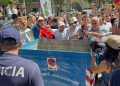 Deputetët në Kuvend/ Lëvizja befasuese e protestuesve, marrin koshin e mbeturinave dhe…