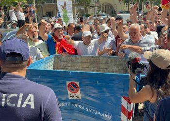 Deputetët në Kuvend/ Lëvizja befasuese e protestuesve, marrin koshin e mbeturinave dhe…